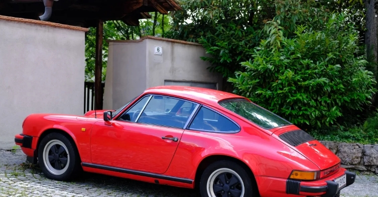 Witz des Tages: 17-Jähriger kommt mit Porsche nach Hause